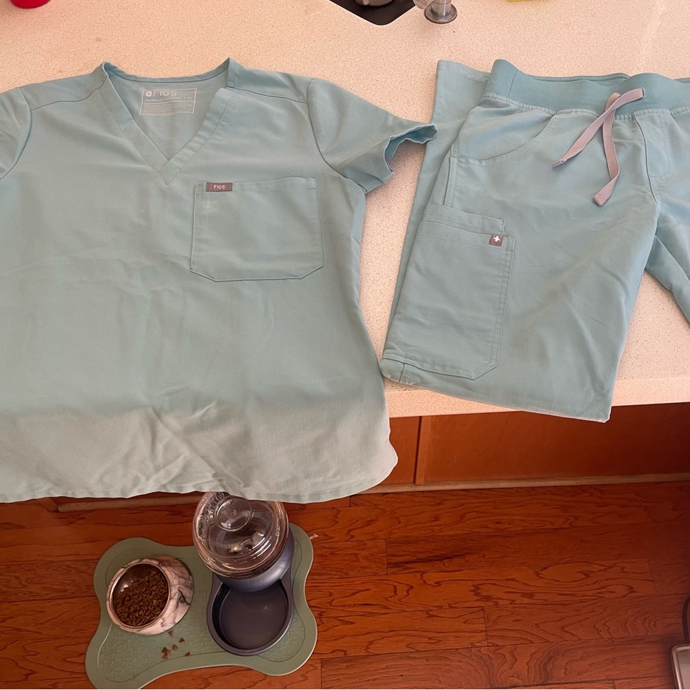 X-Small Regular (not petite) Catarina one-pocket scrub top in Seaglass (lt blue)